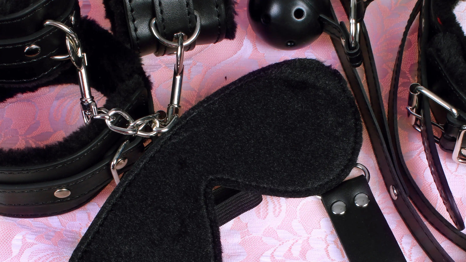 Relations BDSM : Déconstruire les mythes et l’intégrer sereinement dans votre couple