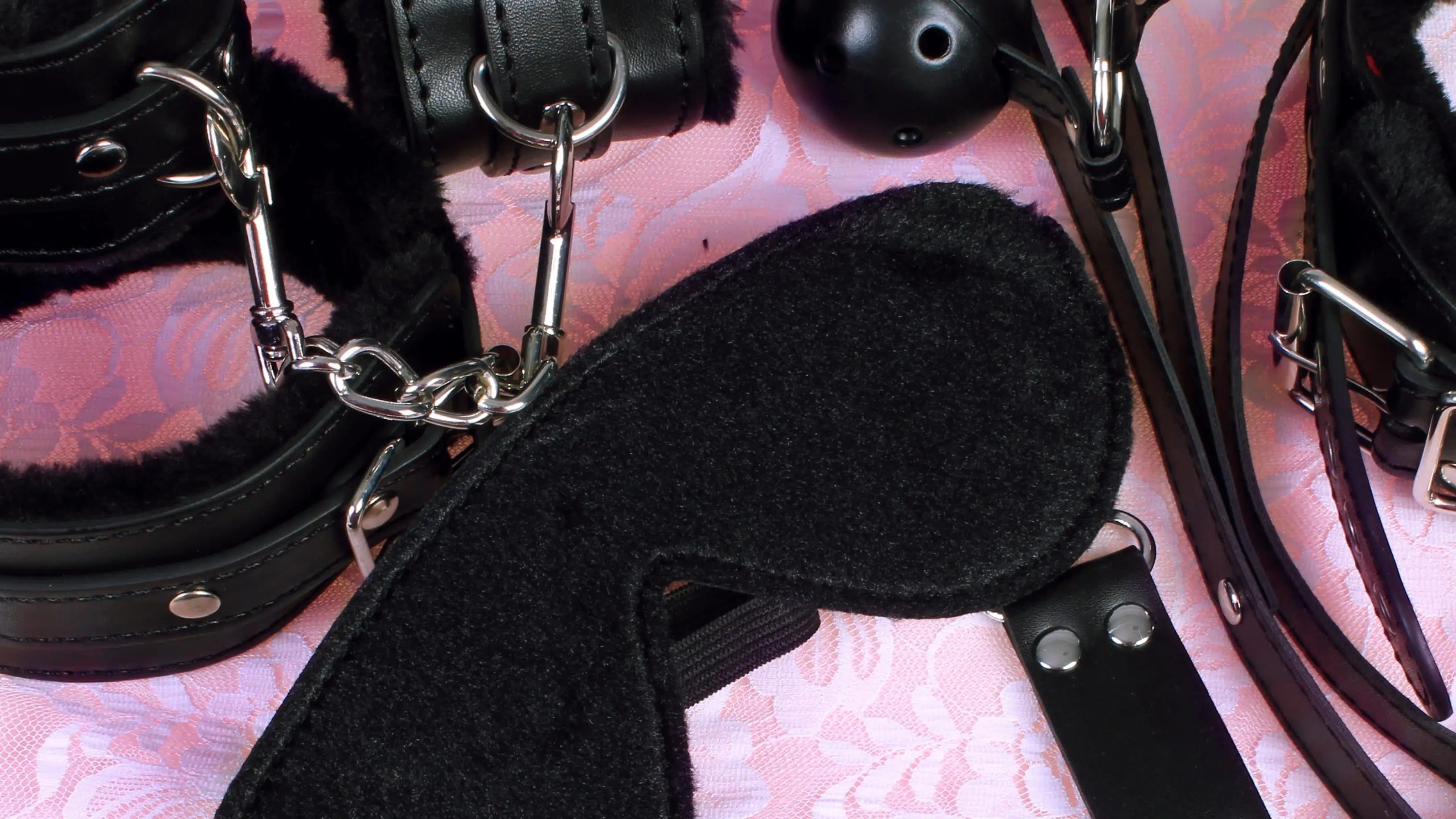 Relations BDSM : Déconstruire les mythes et l’intégrer sereinement dans votre couple