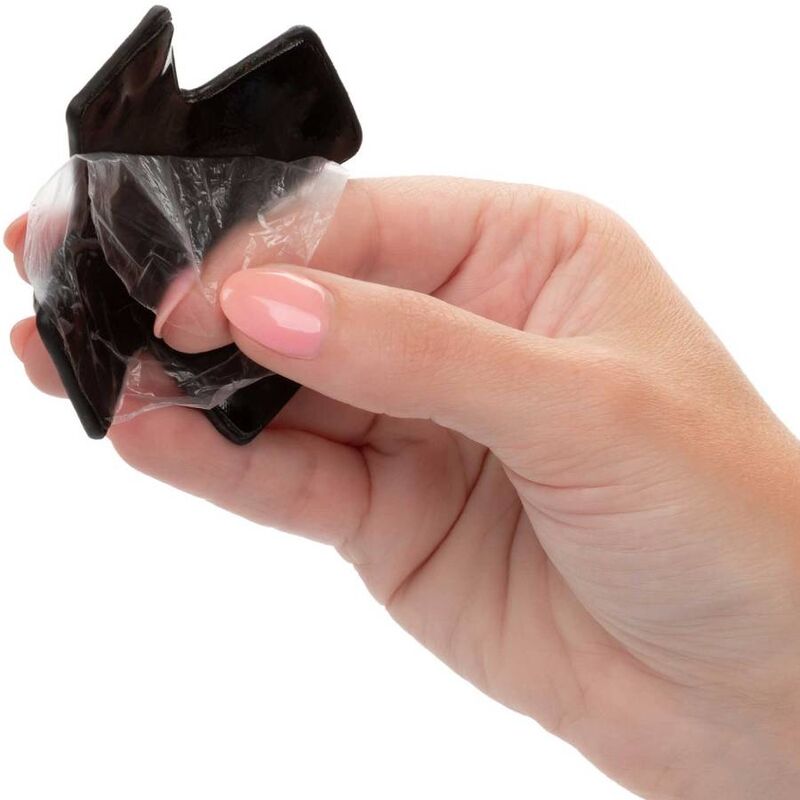 Calexotics Cache tétons en Cuir Noir avec Anneau BDSM